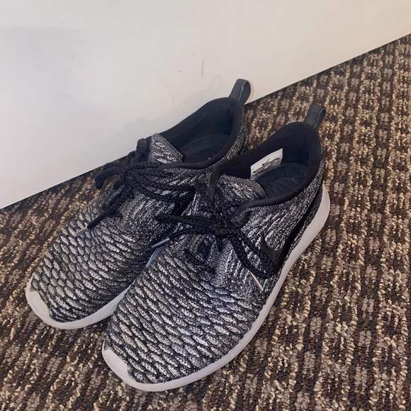 Nike Women's Rosherun Flyknit Shoes Grey - Picture 2 of 5